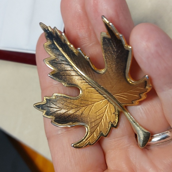 Vintage Brown Ombre Enamel Goldtone Maple Leaf Brooch - Picture 2 of 5
